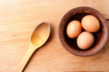 tavuk yumurtası seramik kase ve ahşap bir masa, organik ve diyet yemek kaşık