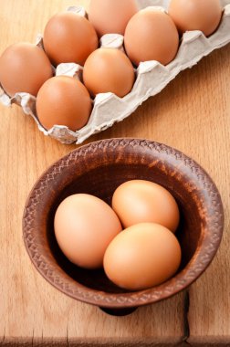 tavuk yumurtası seramik kase ve ahşap bir masa üstünde tepsi