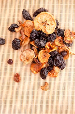 Kuruyemiş ortaya konulan mat, elma, Erik ve armut, organik gıda