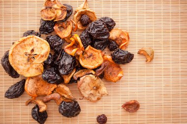 Kuruyemiş ortaya konulan mat, elma, Erik ve armut, organik gıda