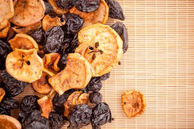 mat, organik ve diyet gıda kurutulmuş elma, armut ve Erik yığın düzenlendiği