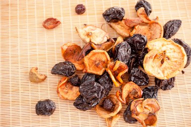 mat, organik ve diyet gıda kurutulmuş elma, armut ve Erik yığın düzenlendiği