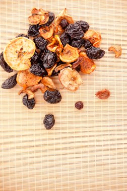 mat, organik ve diyet gıda kurutulmuş elma, armut ve Erik yığın düzenlendiği