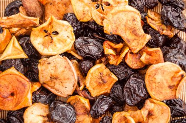 mat, organik ve diyet gıda kurutulmuş elma, armut ve Erik yığın düzenlendiği