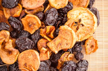 mat, organik ve diyet gıda kurutulmuş elma, armut ve Erik yığın düzenlendiği