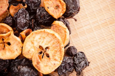 Kuruyemiş ortaya konulan mat, elma, Erik ve armut, organik gıda