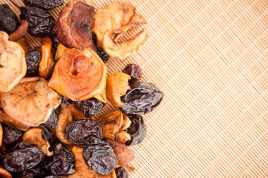 Kuruyemiş ortaya konulan mat, elma, Erik ve armut, organik gıda