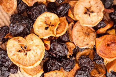 mat, organik ve diyet gıda kurutulmuş elma, armut ve Erik yığın düzenlendiği