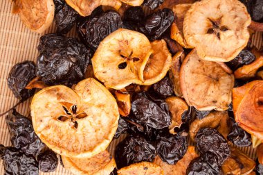 mat, organik ve diyet gıda kurutulmuş elma, armut ve Erik yığın düzenlendiği