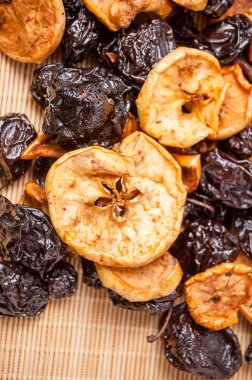 mat, organik ve diyet gıda kurutulmuş elma, armut ve Erik yığın düzenlendiği