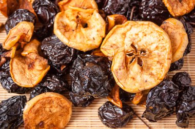 Kuruyemiş ortaya konulan mat, elma, Erik ve armut, organik gıda