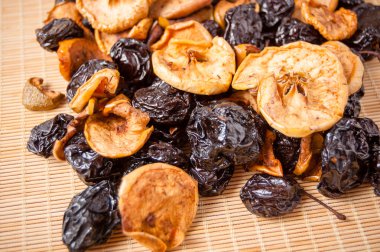 Kuruyemiş ortaya konulan mat, elma, Erik ve armut, organik gıda