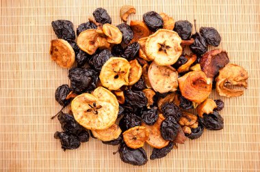 mat, organik ve diyet gıda kurutulmuş elma, armut ve Erik yığın düzenlendiği