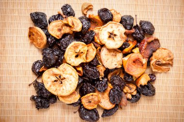 mat, organik ve diyet gıda kurutulmuş elma, armut ve Erik yığın düzenlendiği