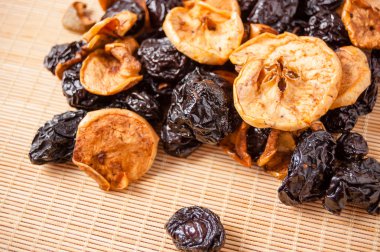 Kuruyemiş ortaya konulan mat, elma, Erik ve armut, organik gıda