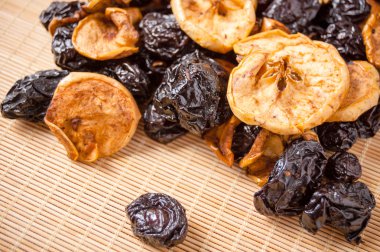 Kuruyemiş ortaya konulan mat, elma, Erik ve armut, organik gıda