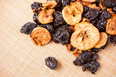 Kuruyemiş ortaya konulan mat, elma, Erik ve armut, organik gıda