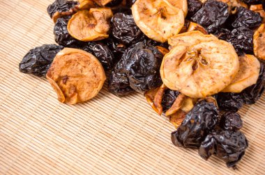 Kuruyemiş ortaya konulan mat, elma, Erik ve armut, organik gıda