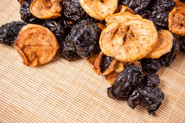 Kuruyemiş ortaya konulan mat, elma, Erik ve armut, organik gıda