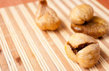 kağıt üzerinde kuru incir