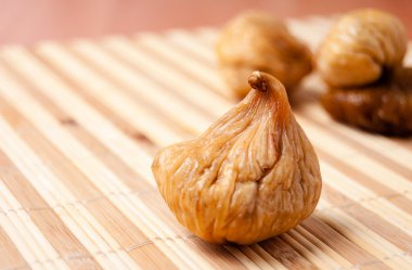 kağıt üzerinde kuru incir