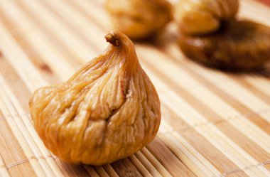 kağıt üzerinde kuru incir