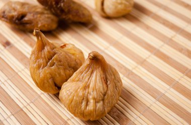 kağıt üzerinde kuru incir