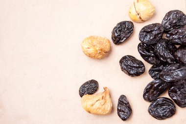 kuru incir ve kuru erik kağıt, yan görünüm