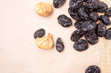 kuru incir ve kuru erik kağıt, yan görünüm