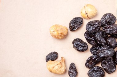 kuru incir ve kuru erik kağıt, yan görünüm