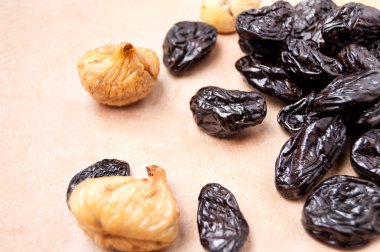 kuru incir ve kuru erik kağıt, yan görünüm