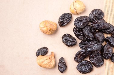 kuru incir ve kuru erik kağıt, yan görünüm