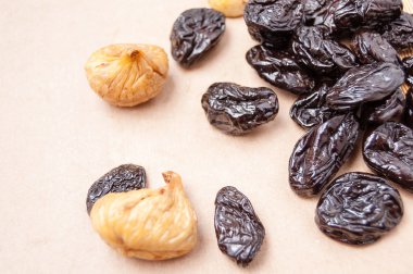 kuru incir ve kuru erik kağıt, yan görünüm