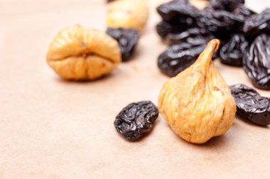 kuru incir ve kuru erik kağıt, yan görünüm