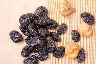 kuru incir ve kuru erik bir mat