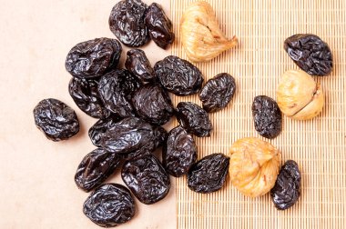 kuru incir ve kuru erik bir mat