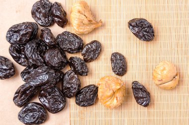 kuru incir ve kuru erik bir mat