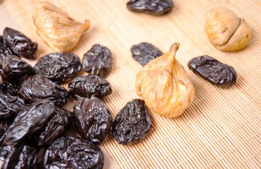 kuru incir ve kuru erik bir mat