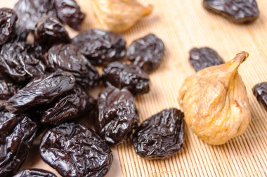 kuru incir ve kuru erik bir mat