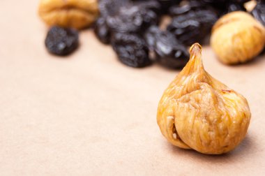 kuru incir ve kuru erik bir mat