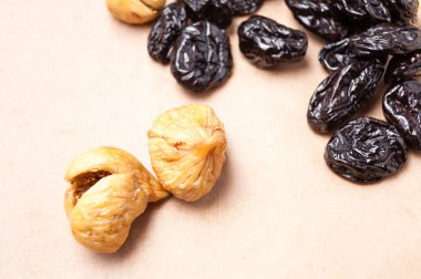 kuru incir ve kuru erik bir mat