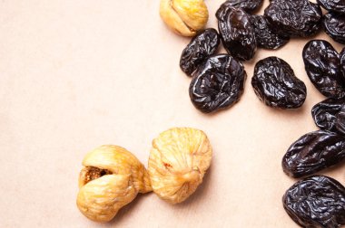 kuru incir ve kuru erik bir mat