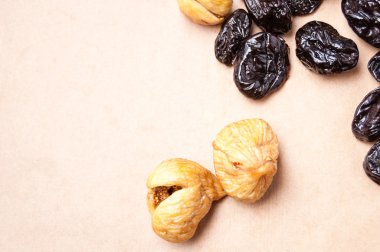 kuru incir ve kuru erik bir mat