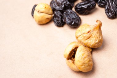 kuru incir ve kuru erik bir mat