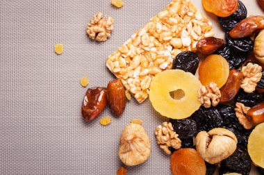 kavrulmuş fındık ve gri arka plan üzerinde kurutulmuş meyve şekerlenmiş