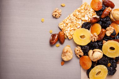 kavrulmuş fındık ve gri arka plan üzerinde kurutulmuş meyve şekerlenmiş