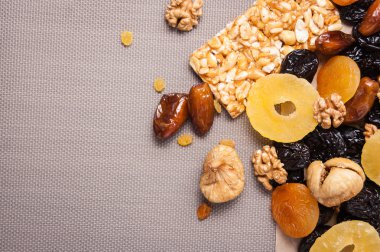 kavrulmuş fındık ve gri arka plan üzerinde kurutulmuş meyve şekerlenmiş