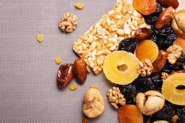 kavrulmuş fındık ve gri arka plan üzerinde kurutulmuş meyve şekerlenmiş