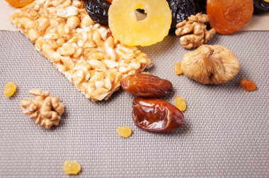 kavrulmuş fındık ve gri arka plan üzerinde kurutulmuş meyve şekerlenmiş