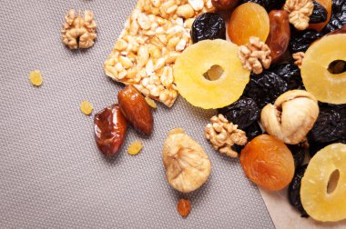 kavrulmuş fındık ve gri arka plan üzerinde kurutulmuş meyve şekerlenmiş